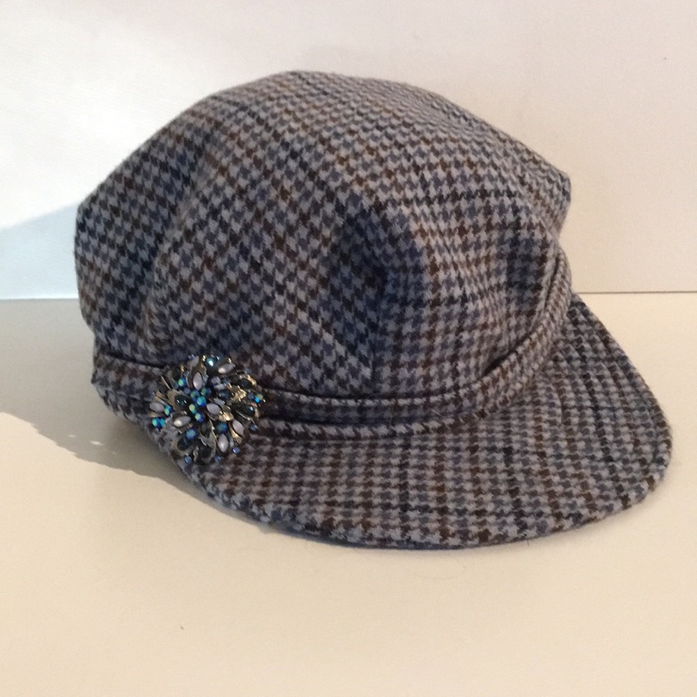 Tweed newsboy hat with rhinestone brooch